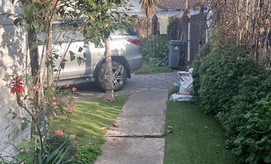 Las Condes, casa 4 D. 2 B, jardín, estacionamiento.