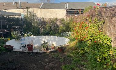 Las Condes, casa 4 D. 2 B, jardín, estacionamiento.