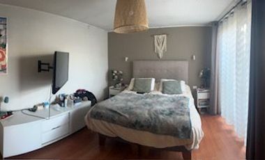 Las Condes, casa 4 D. 2 B, jardín, estacionamiento.