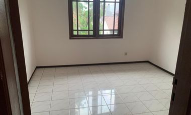 Rumah Hook masuk Komplek, 500 meter ke Jalan Raya Pos Pengumben, minimal 2 tahun