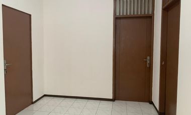Rumah Hook masuk Komplek, 500 meter ke Jalan Raya Pos Pengumben, minimal 2 tahun