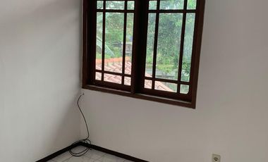 Rumah Hook masuk Komplek, 500 meter ke Jalan Raya Pos Pengumben, minimal 2 tahun
