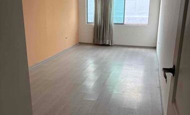 de venta casa independiente moderna jardín    ideal para guarderías u oficinas vivienda o ambos 2 desniveles 5 cuartos área de BBQ