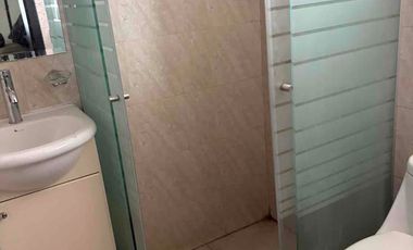 de venta casa independiente moderna jardín    ideal para guarderías u oficinas vivienda o ambos 2 desniveles 5 cuartos área de BBQ