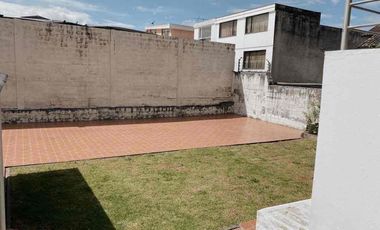 de venta casa independiente moderna jardín    ideal para guarderías u oficinas vivienda o ambos 2 desniveles 5 cuartos área de BBQ