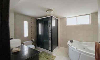 de venta casa independiente moderna jardín    ideal para guarderías u oficinas vivienda o ambos 2 desniveles 5 cuartos área de BBQ