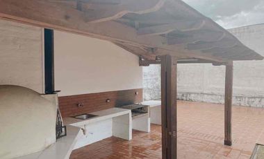 de venta casa independiente moderna jardín    ideal para guarderías u oficinas vivienda o ambos 2 desniveles 5 cuartos área de BBQ