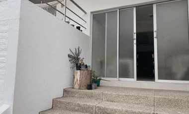 de venta casa independiente moderna jardín    ideal para guarderías u oficinas vivienda o ambos 2 desniveles 5 cuartos área de BBQ