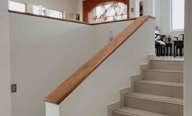 de venta casa independiente moderna jardín    ideal para guarderías u oficinas vivienda o ambos 2 desniveles 5 cuartos área de BBQ