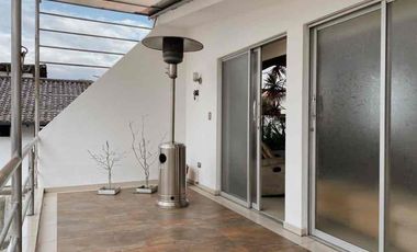 de venta casa independiente moderna jardín    ideal para guarderías u oficinas vivienda o ambos 2 desniveles 5 cuartos área de BBQ