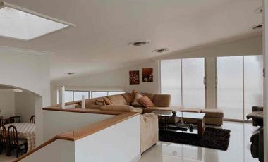 de venta casa independiente moderna jardín    ideal para guarderías u oficinas vivienda o ambos 2 desniveles 5 cuartos área de BBQ