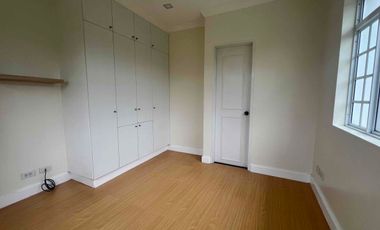5 Bedroom House for Rent in Chateaux de Paris