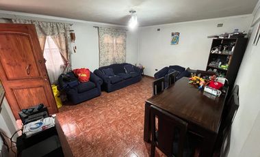 Casa Ampliada y Regularizada con Depto Interior, Cerro Navia.