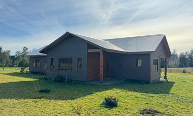 2,3 hectáreas Casa Nueva Parcela con Estero Todo Asfaltado.