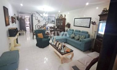 CASA CERCA AL CENTRO COMERCIAL AVENIDA