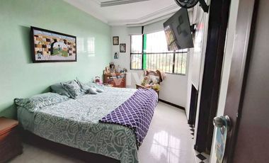 CASA CERCA AL CENTRO COMERCIAL AVENIDA