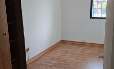 Arriendo Ideal 🔑 1er Piso Remodelado con Patio y Estacionamiento – ¡Llegar y vivir!