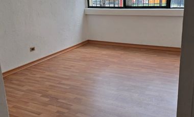 Arriendo Ideal 🔑 1er Piso Remodelado con Patio y Estacionamiento – ¡Llegar y vivir!