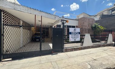 Casa en Venta en Av. Cuauhtémoc con 3 recamaras en planta baja a media calle de Muñoz. Ideal para consultorios.