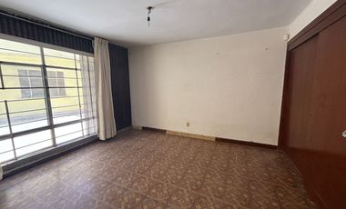 Casa en Venta en Av. Cuauhtémoc con 3 recamaras en planta baja a media calle de Muñoz. Ideal para consultorios.