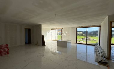 Parcela de 5.000 mts2, Con casa sin terminar