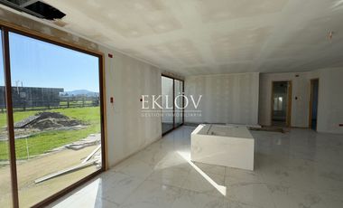 Parcela de 5.000 mts2, Con casa sin terminar