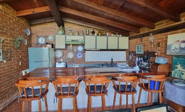 EXCLUSIVA CASA EN VENTA CON ACCESO AL LAGO.