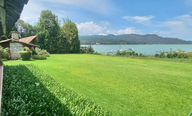 EXCLUSIVA CASA EN VENTA CON ACCESO AL LAGO.