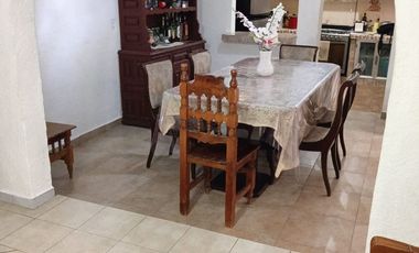 Casa de 2 niveles con 3 departamentos