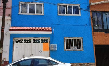 Casa de 2 niveles con 3 departamentos