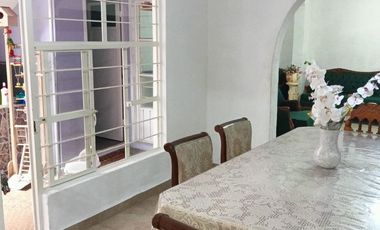 Casa de 2 niveles con 3 departamentos