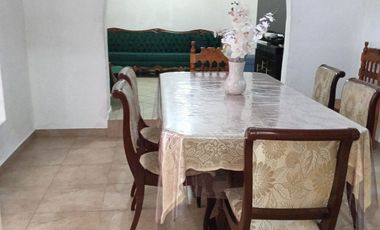 Casa de 2 niveles con 3 departamentos
