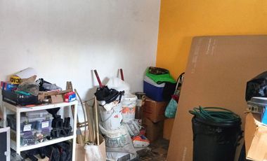 Casa de 2 niveles con 3 departamentos