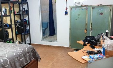Casa de 2 niveles con 3 departamentos