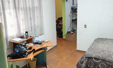 Casa de 2 niveles con 3 departamentos