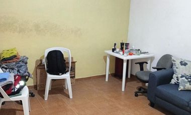 Casa de 2 niveles con 3 departamentos