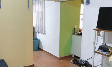 Casa de 2 niveles con 3 departamentos