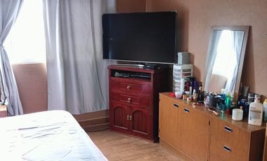 Casa de 2 niveles con 3 departamentos