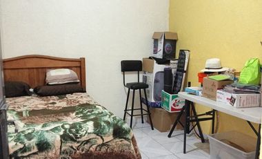 Casa de 2 niveles con 3 departamentos