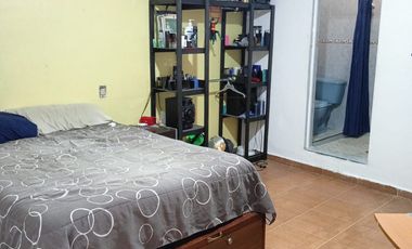 Casa de 2 niveles con 3 departamentos