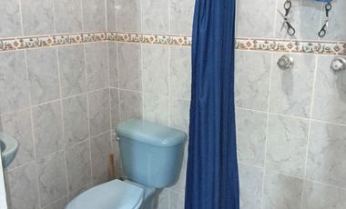 Casa de 2 niveles con 3 departamentos