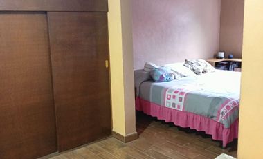 Casa de 2 niveles con 3 departamentos