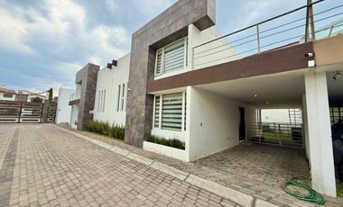 Casa en privada en renta en Metepec, con garage techado, estudio, jardín a una cuadra de avenida Tecnológico.