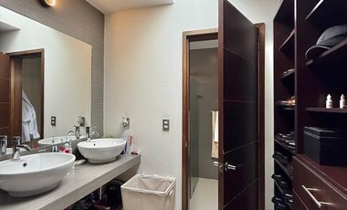 Casa en privada en renta en Metepec, con garage techado, estudio, jardín a una cuadra de avenida Tecnológico.