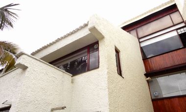 Iluminada!!!! Remodelada y Con Salida a Zonas verdes con Cerramiento