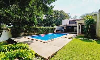 Se vende residencia de un solo nivel con mezzanine  en el Fraccionamiento Club Campestre