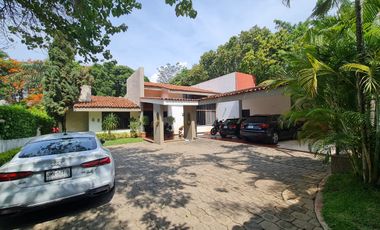 Se vende residencia de un solo nivel con mezzanine  en el Fraccionamiento Club Campestre