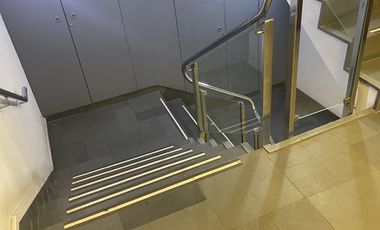 Hermosa oficina en un piso completo