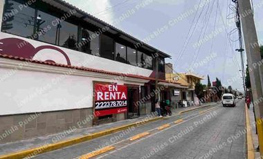 Local comercial en renta, dos pisos, planta baja, ubicado en el corazón de San Andrés Cholula, frente a la parroquia.