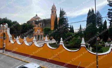 Local comercial en renta, dos pisos, planta baja, ubicado en el corazón de San Andrés Cholula, frente a la parroquia.